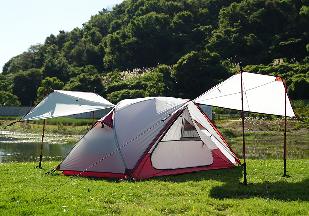 Magaan na hiking tent na may mga awning sa harap at likod